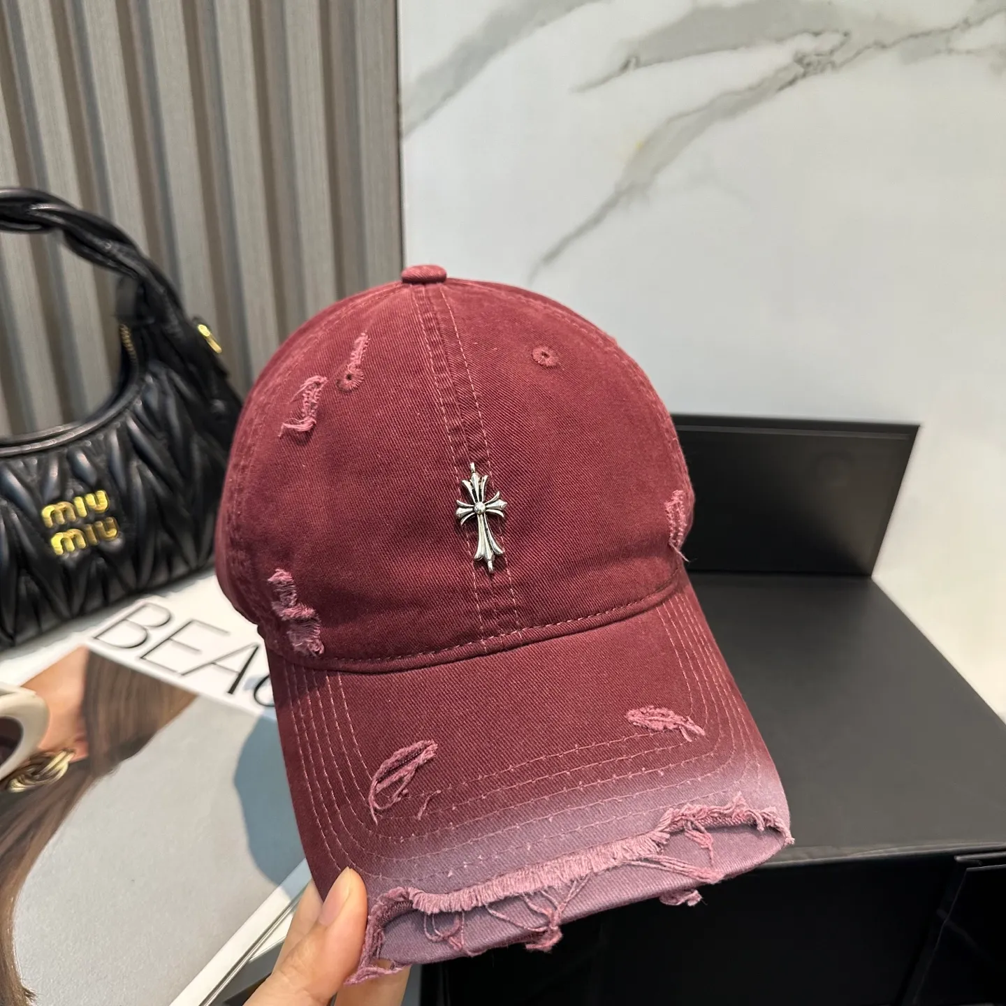 P60 Crow Heart 🆕🆕New baseball cap, stylish and classic cross logo, casual with a cool feeling, unisex style, same style for men and women! Very easy to match! Head circumference: 56-58cm is available